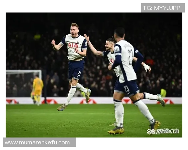 曼联热刺激战看台球迷热情高涨共同见证精彩对决 曼联热刺激战看台球迷热情高涨共同见证精彩对决